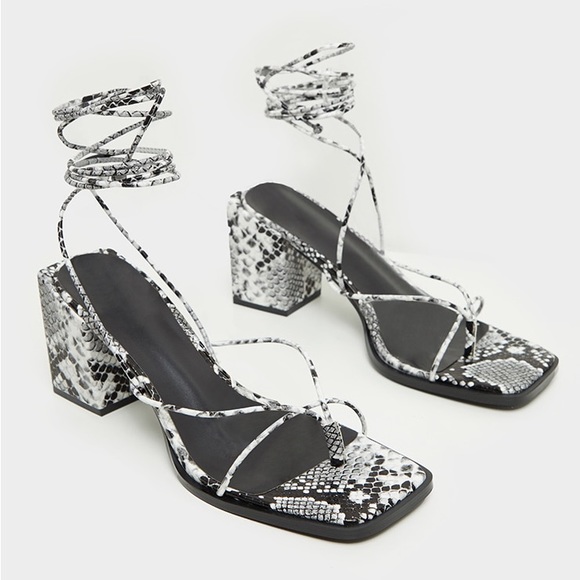 New Pretty Little Thing Snake Embossed Thong Block Heel Sandals Womenโs Size 9 - Picture 2 of 8